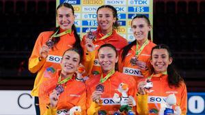 Blanca Hervás (abajo a la izquierda), con sus compañeras del 4x400 (bronce)