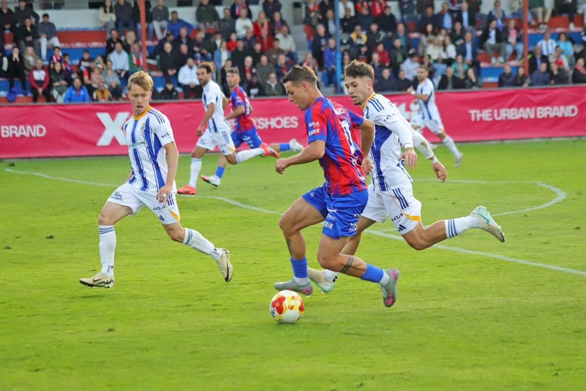 Jorge Domínguez se interna en el área visitante