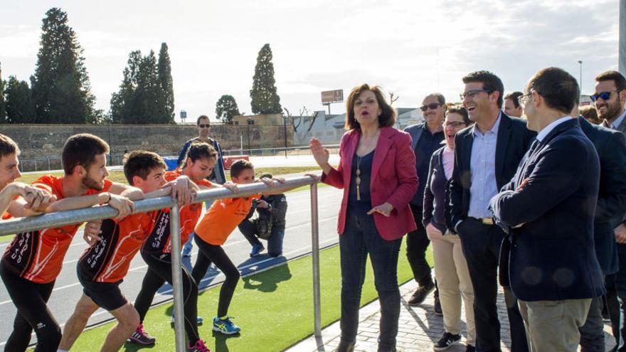 La alcaldesa de Quart, Carmen Martínez, el presidente de la Diputación, Jorge Rodríguez, y la diputada de Deportes, Isabel García, en una instalación deportiva.