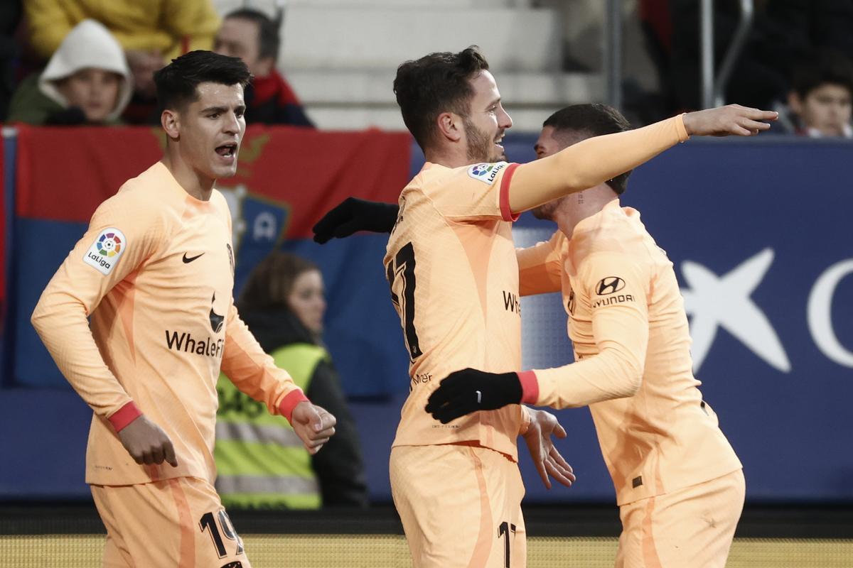 PAMPLONA, 29/01/2023.- El centrocampista del Atlético de Madrid Saúl Ñíguez (c) celebra con sus compañeros su gol ante el Osasuna, durante el partido de Liga que disputan Osasuna y Atlético de Madrid este domingo en el estadio El Sadar de Pamplona. EFE/ Jesús Diges