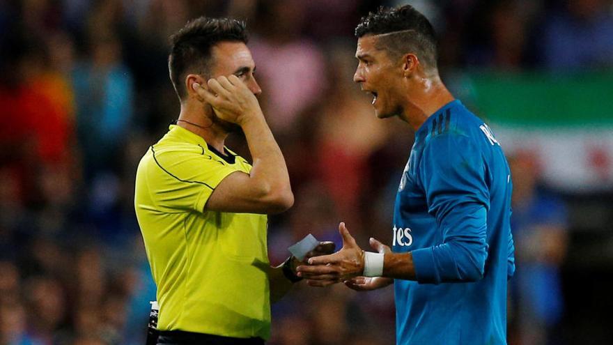 De Burgos amonesta a Ronaldo // EFE