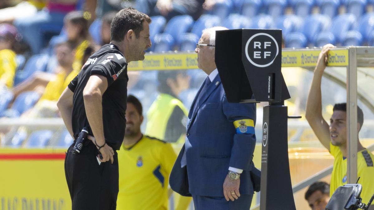 Figueroa Vázquez consulta por segunda vez con el VAR para ratificar el segundo penalti.