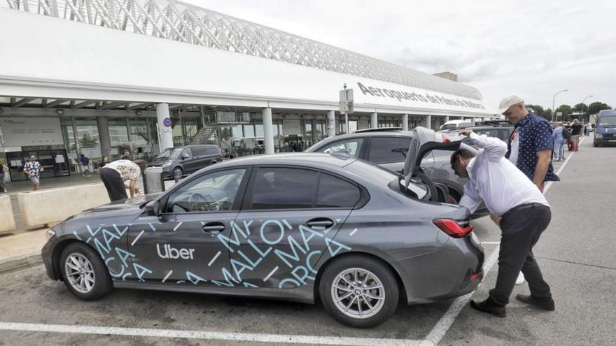 Un vehículo de Uber en el aeropuerto de Palma.