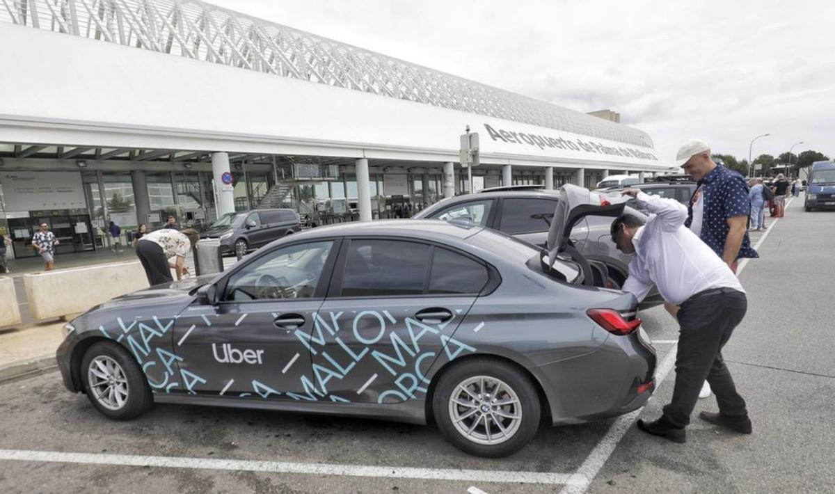Un vehículo de Uber en el aeropuerto de Palma.