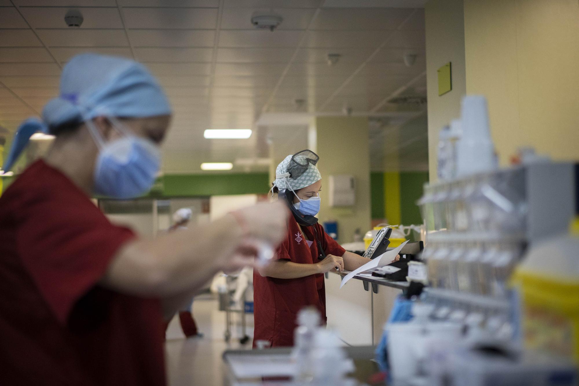 Levante-EMV entra en la sala covid del Hospital General de València: la lucha frente al coronavirus de cerca