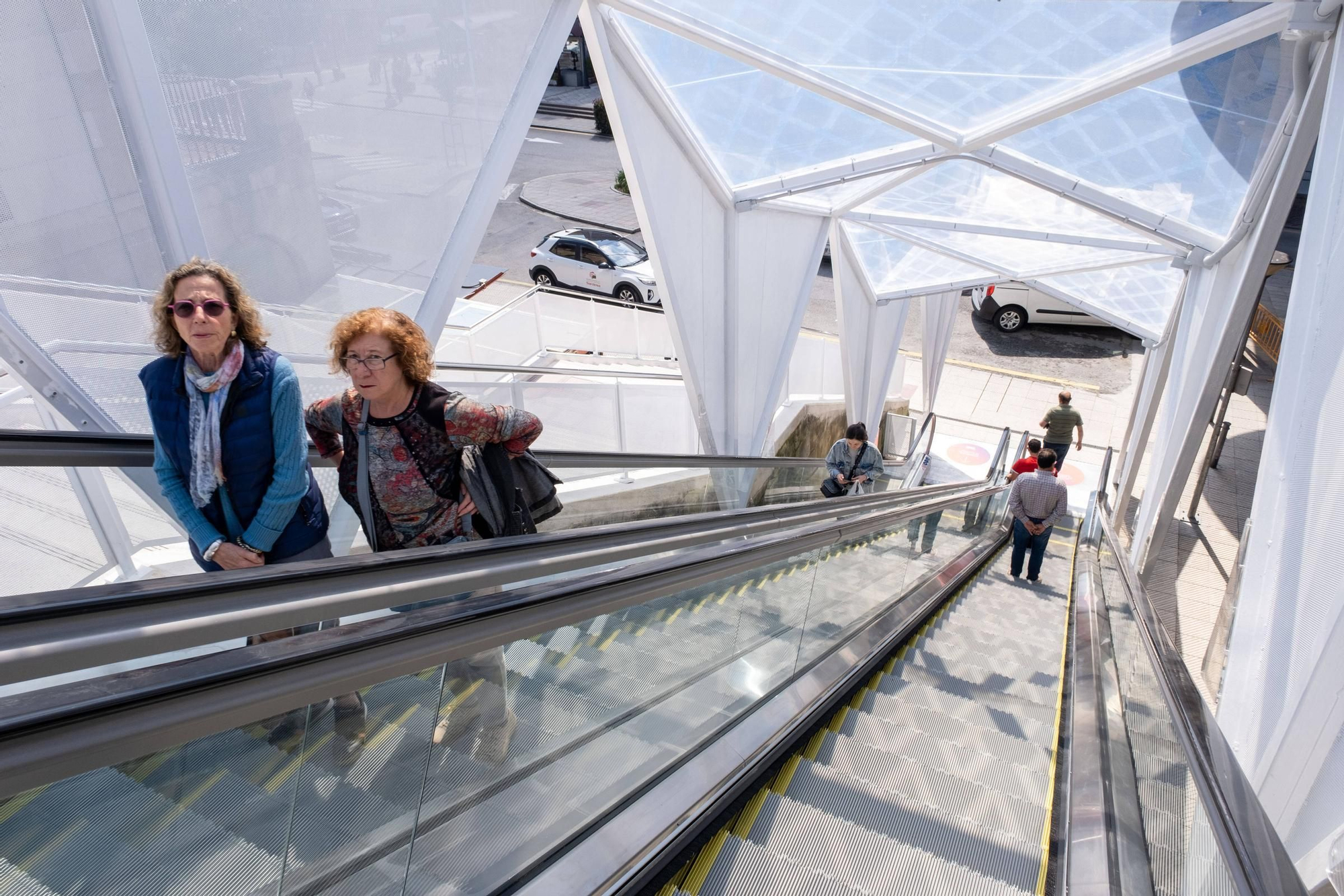 Las nuevas escaleras mecánicas que conectan Uría con la Losa de Oviedo empiezan a funcionar