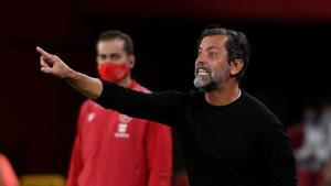 Quique Sánchez Flores gesticula en el último partido del Getafe contra el Granada. 