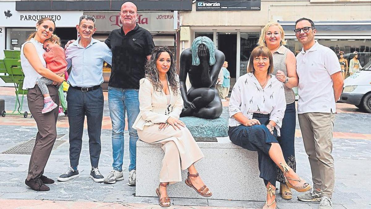 Longoria Carbajal arropa a «Mavi», la escultura de Santiago de Santiago ...