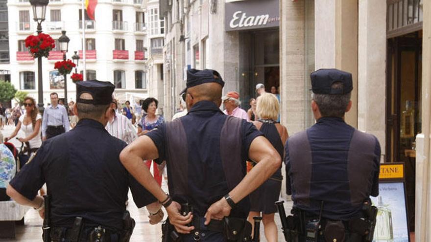 Policías en la calle Larios.