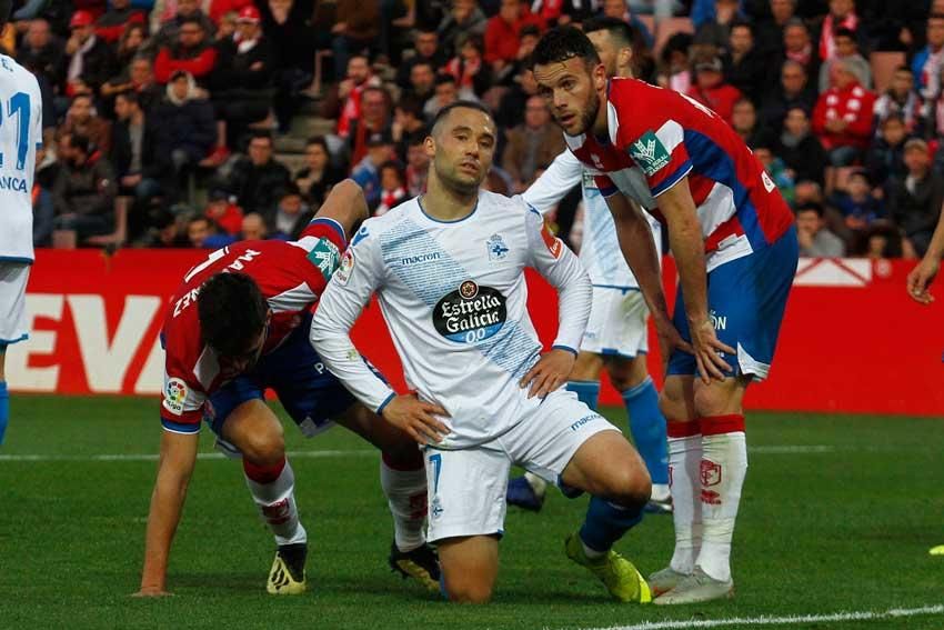 El Deportivo consigue en Granada la trascendental victorial para las aspiraciones blanquiazules al final de temporada.