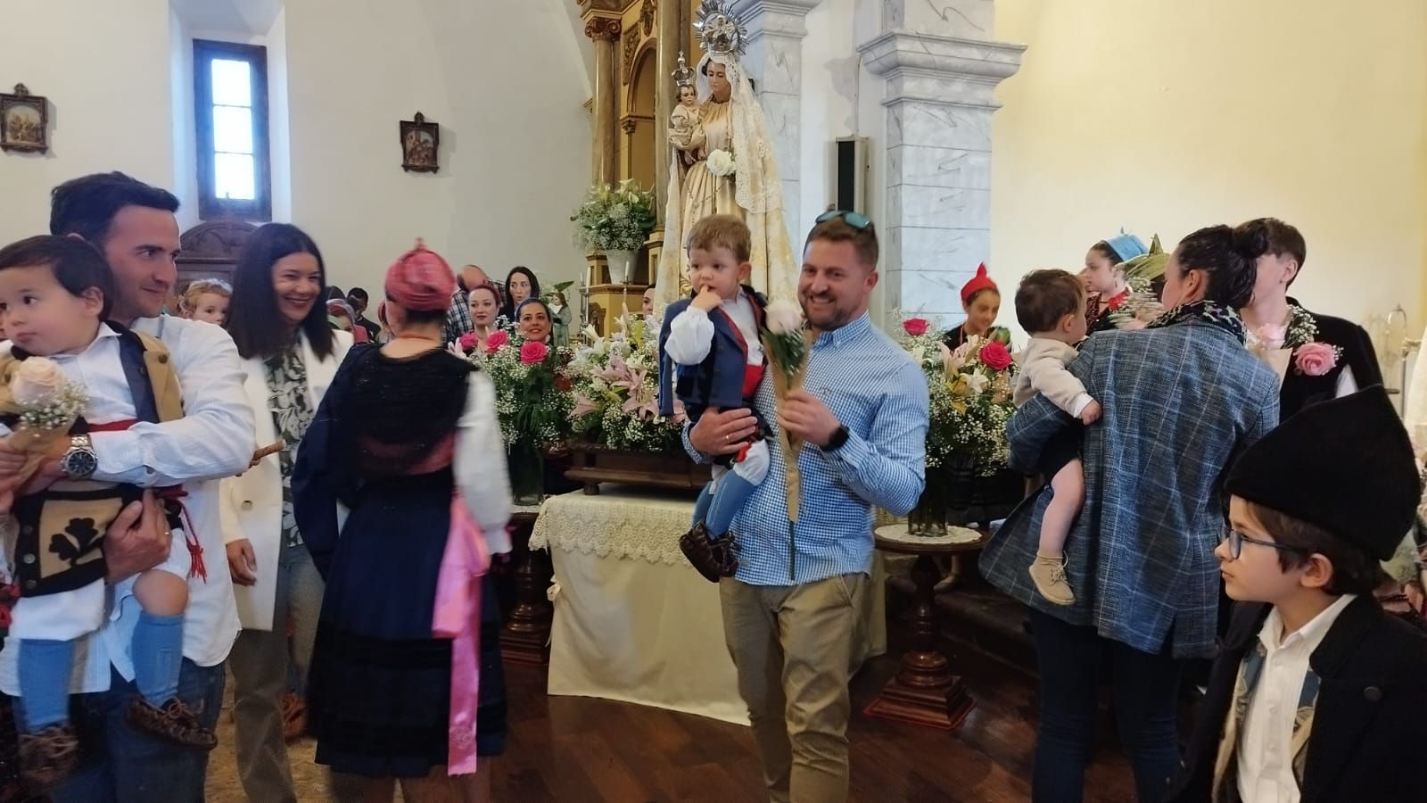 Un centenar de rosas para los llaniscos de la parroquia de Pría en la fiesta de la Virgen de la Flor