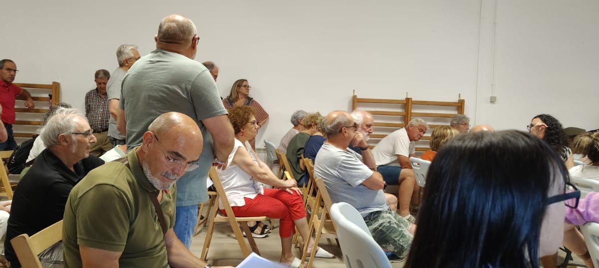 Asistentes al encuentro convocado por el Ayuntamiento en Pobladura del Valle.