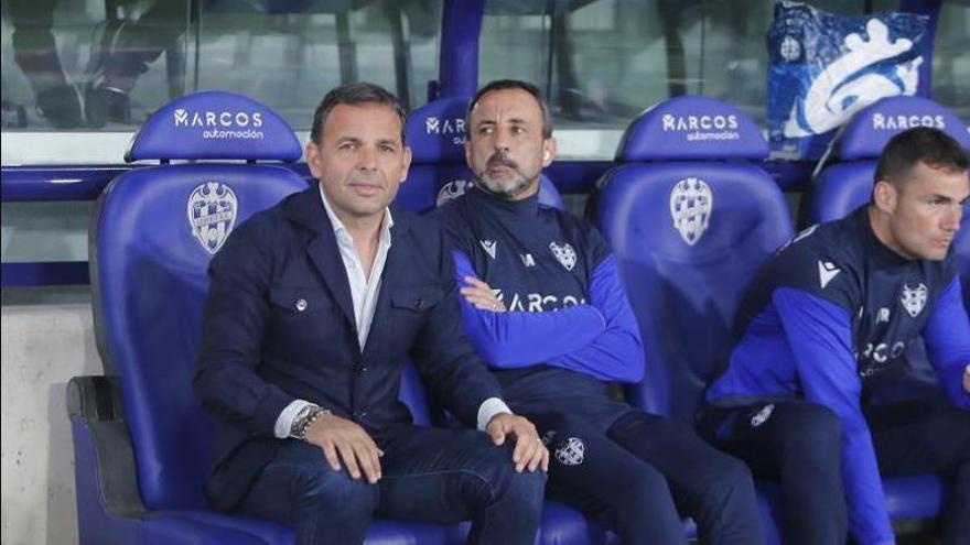 Javi Calleja en el banquillo del Ciutat de Valéncia instantes antes del Levante - Mirandés