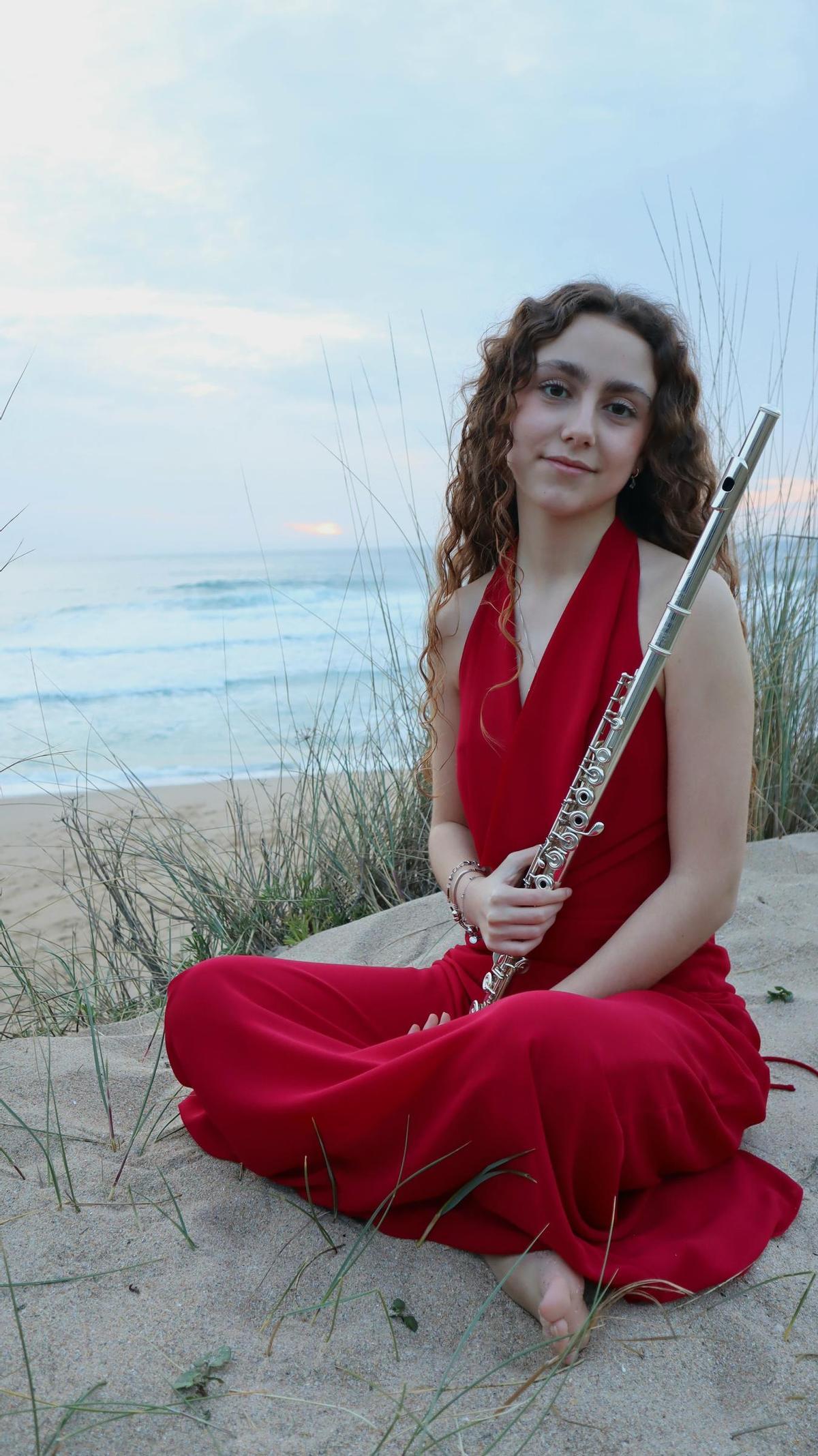 Estela Blanco Román inició sus estudios de flauta en la Escuela de Música de Cee.