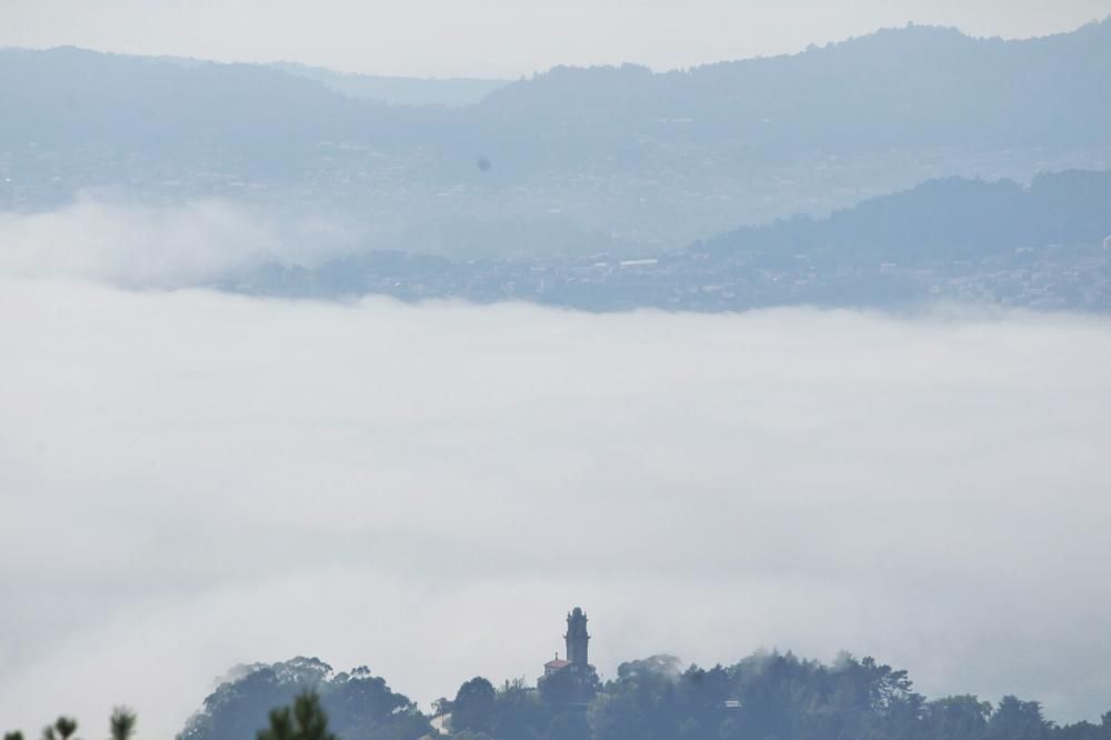 La niebla "invade" la ría // M.Canosa