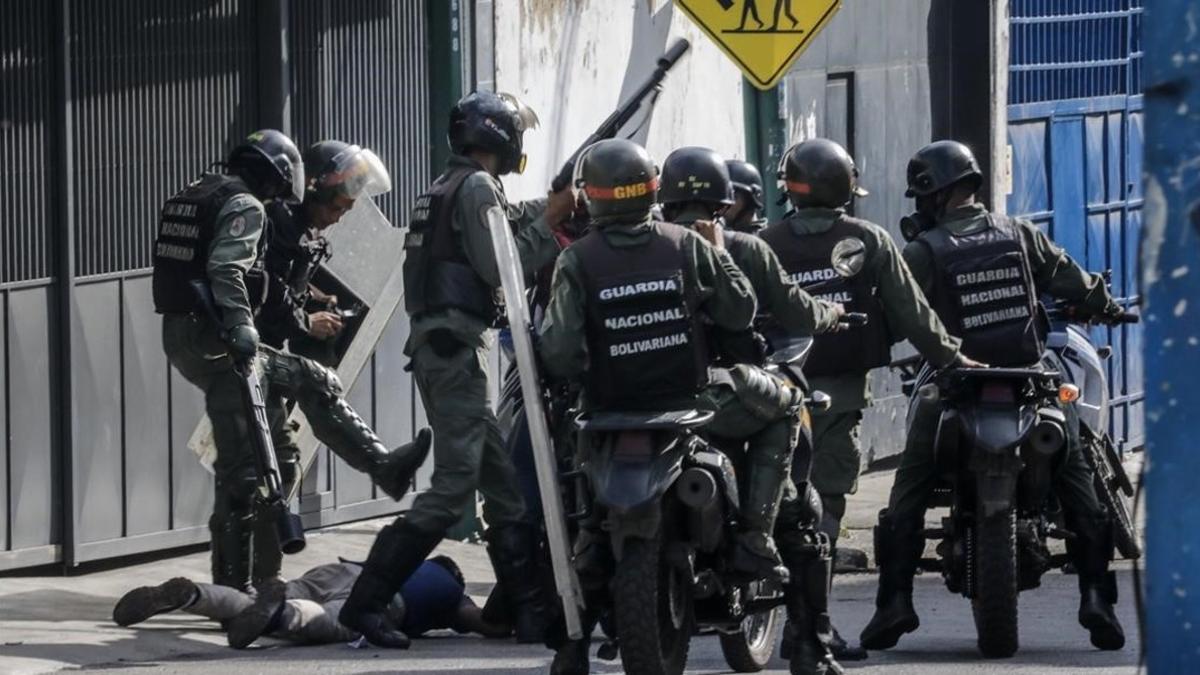 La Guardia Bolivariana interviene durante una manifestación, el 6 de julio.