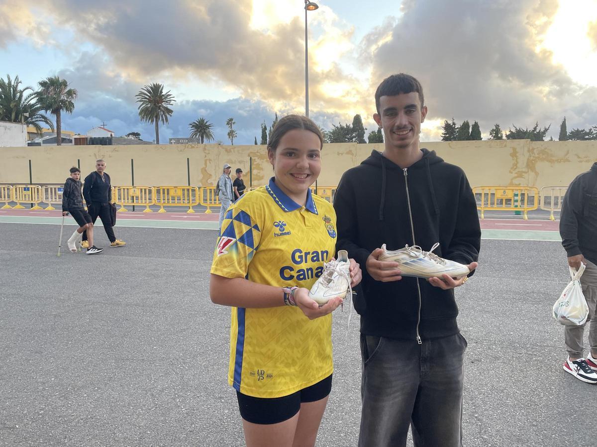 Daniela Vargas y Fran Calcines, con las botas de Moleiro