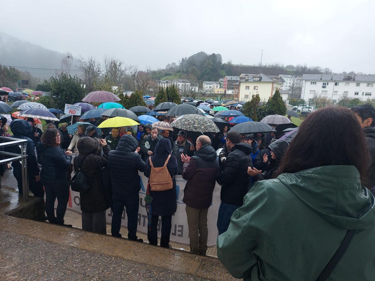 En imágenes: Una multitud reclama en Trevías un cambio de ubicación para la depuradora
