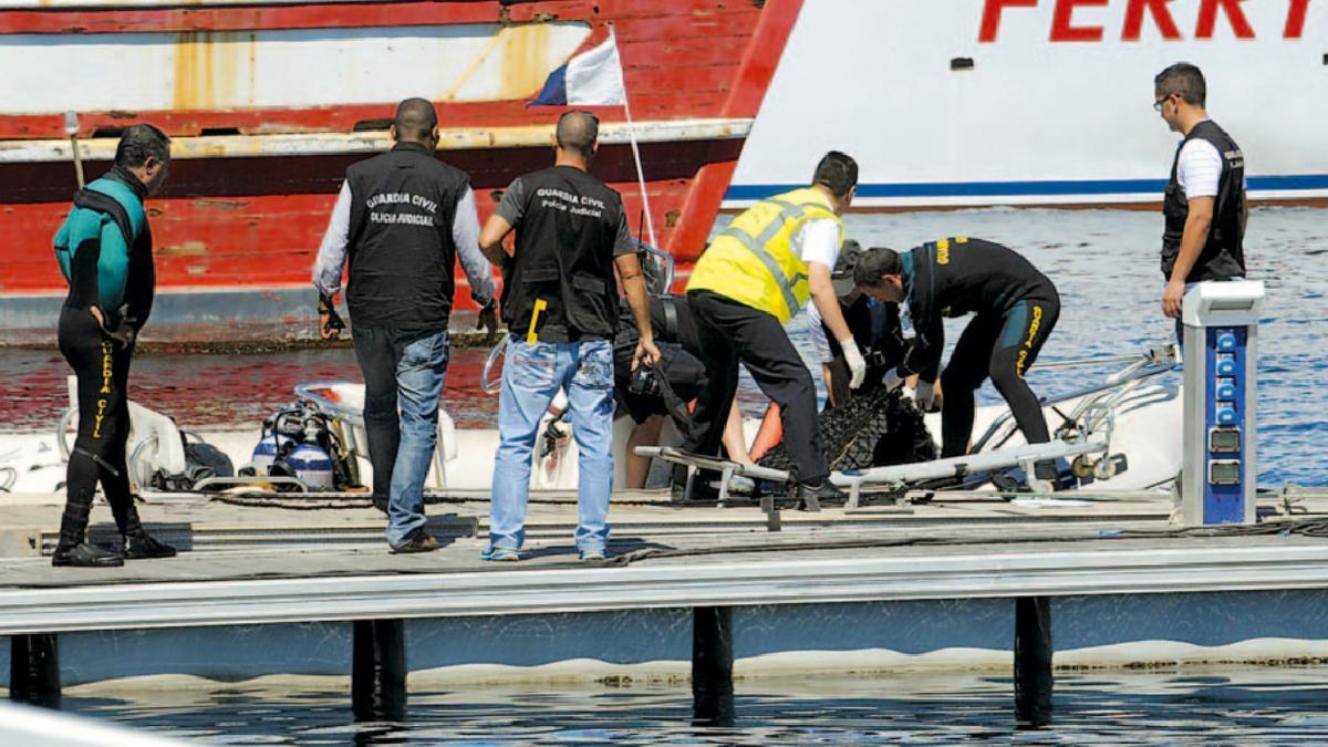 Momento del traslado del cuerpo del submarinista Bosco Fernández-Tapias el 21 de junio de 2012.