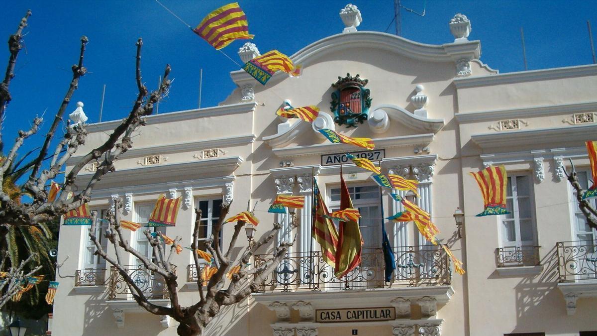 La fachada del Ayuntamiento de Tavernes Blanques.