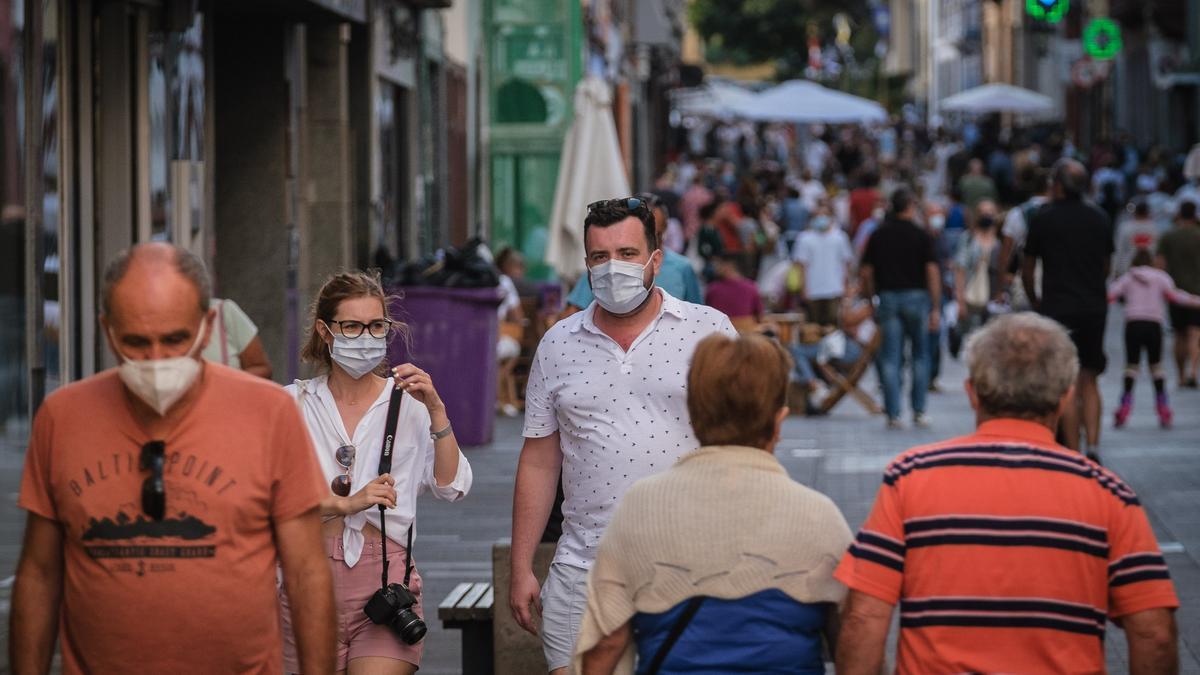 Varias personas con mascarilla pasean por La Laguna.