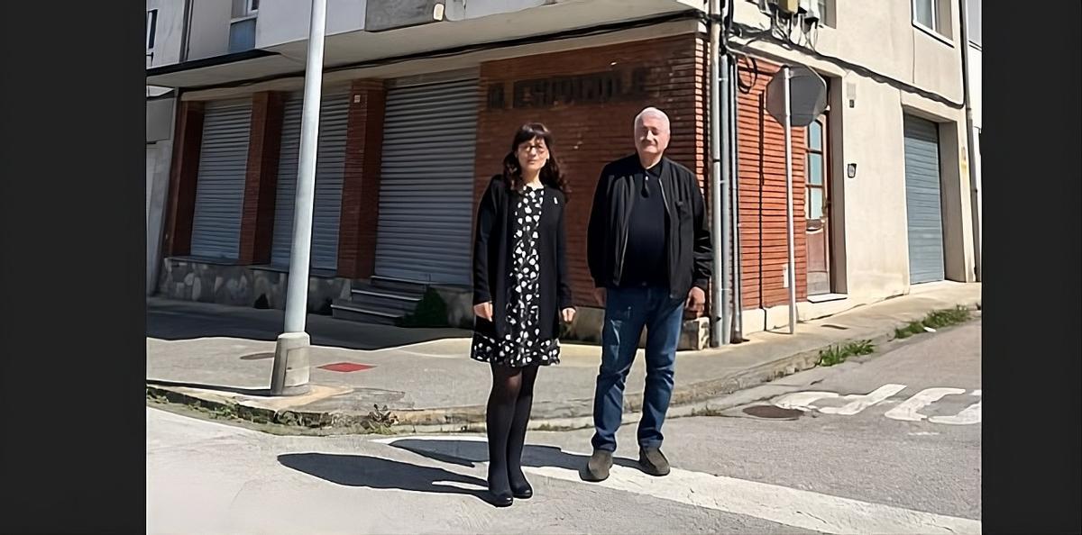 L'alcaldessa Maria Vidal amb Joan Espona, exalcalde i marmessor del llegat d'Honorat Espigulé
