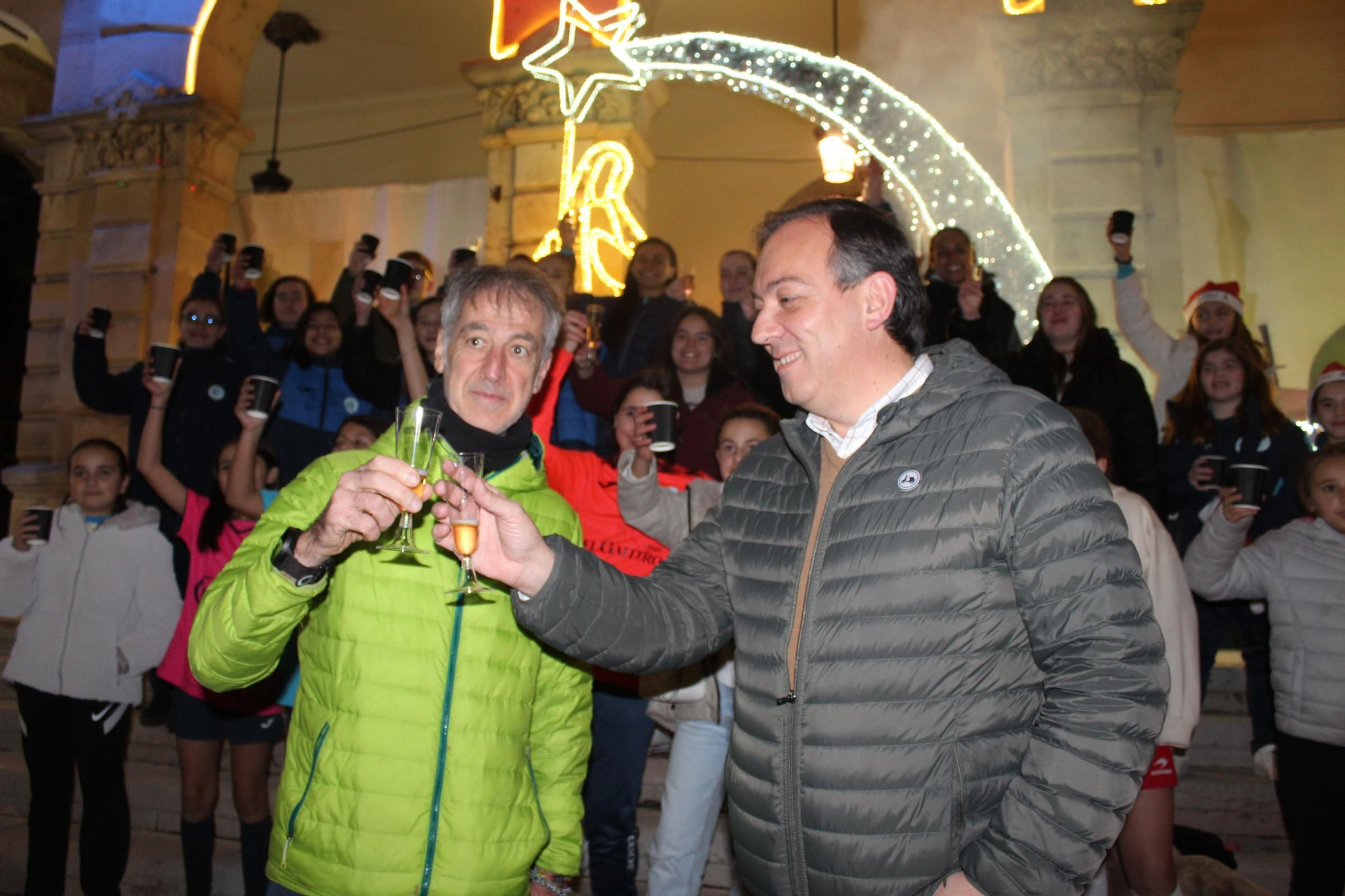 Villaviciosa 'descorcha' la Navidad con un brindis multitudinario