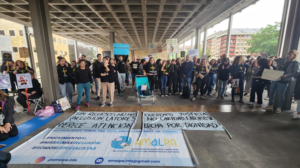 Profesores concentrados esta mañana en Llamaquique
