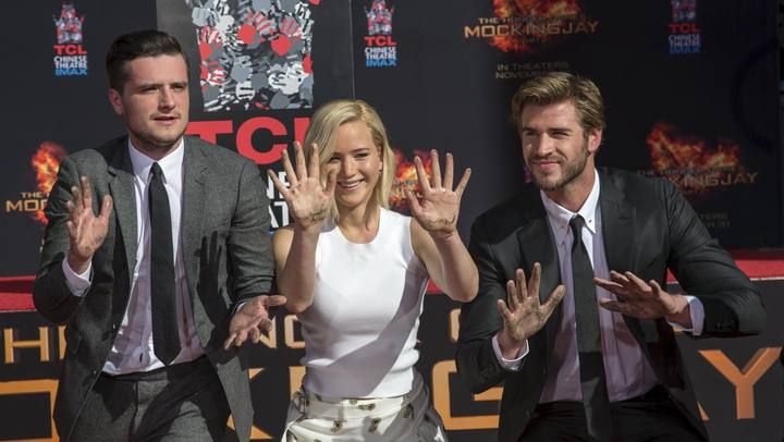 Jennifer Lawrence, Liam Hemsworth y Joshn Hutcherson, las estrellas de 'Juegos del Hambre', han recibido su estrella de oro en el paseo de Sunset Boulevard