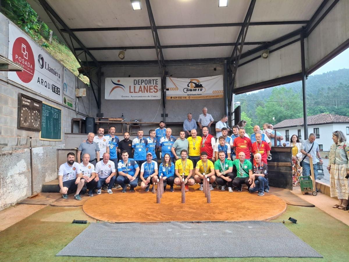 Foto de familia de los premiados tras las finales de Segunda y Tercera en la bolera de La Venta los Probes.
