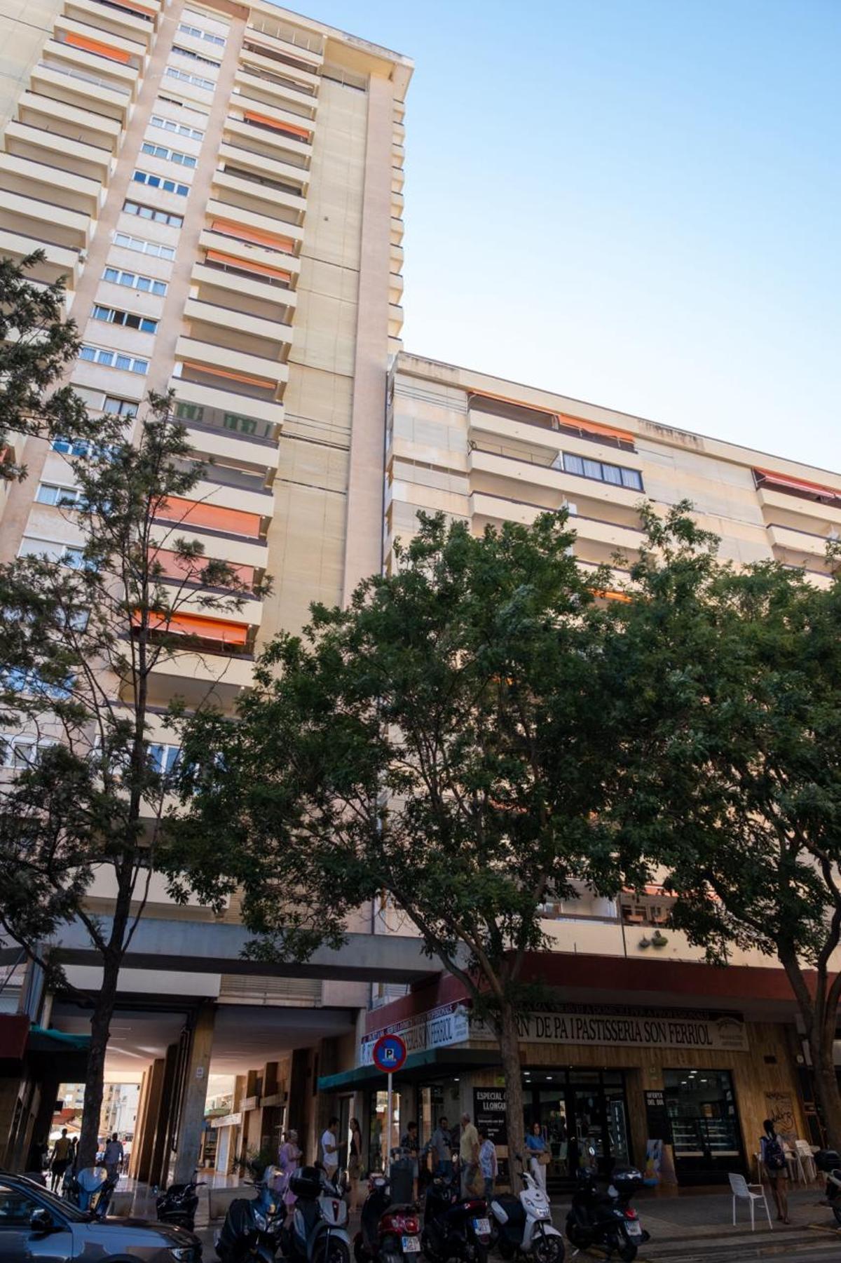Dos heridos al caerles encima un suicida que se lanzó de un piso doce en Palma