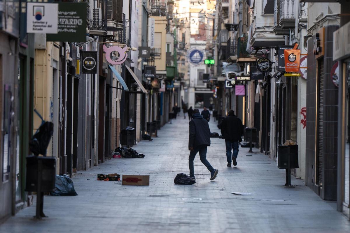 Efectos del viento en una céntrica calle de Badalona