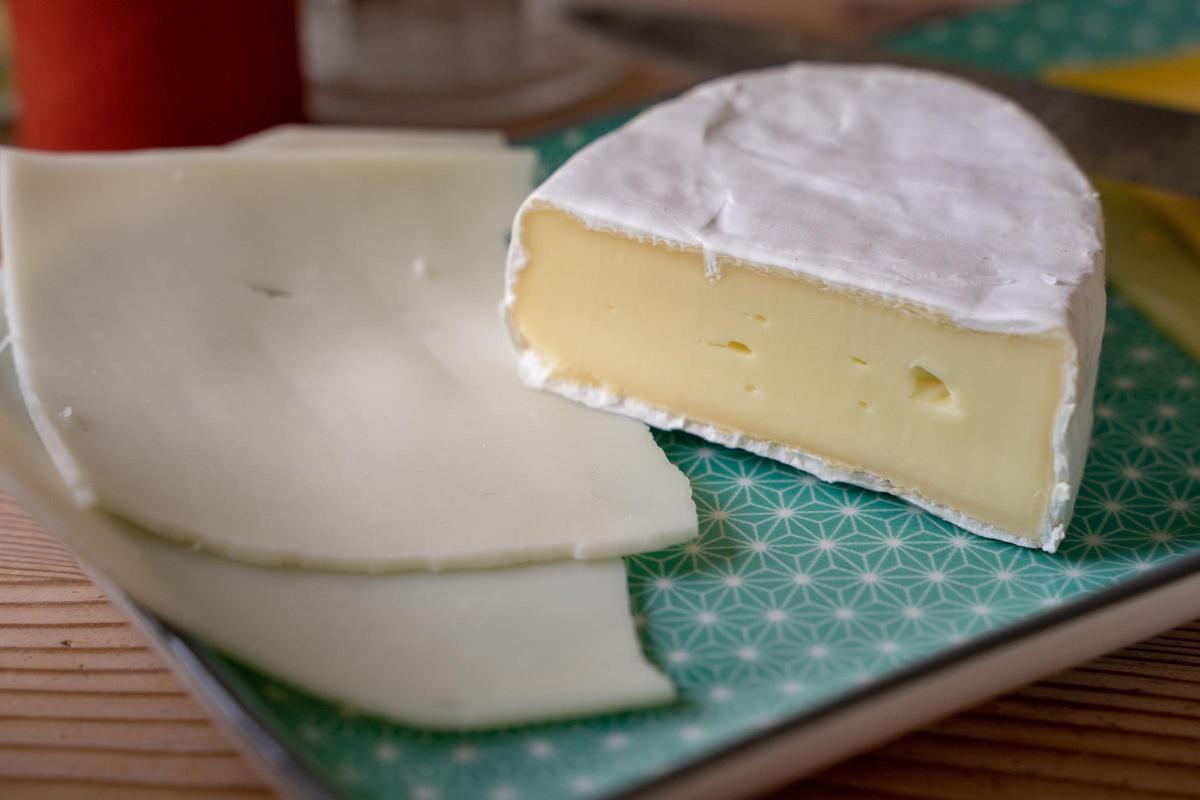 Consumo alerta de un queso camembert contaminado con E. coli en Madrid y Catalunya