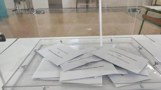 Urna en una mesa electoral