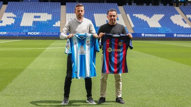 Luis García y Xavi, este sábado en el RCDE Stadium.