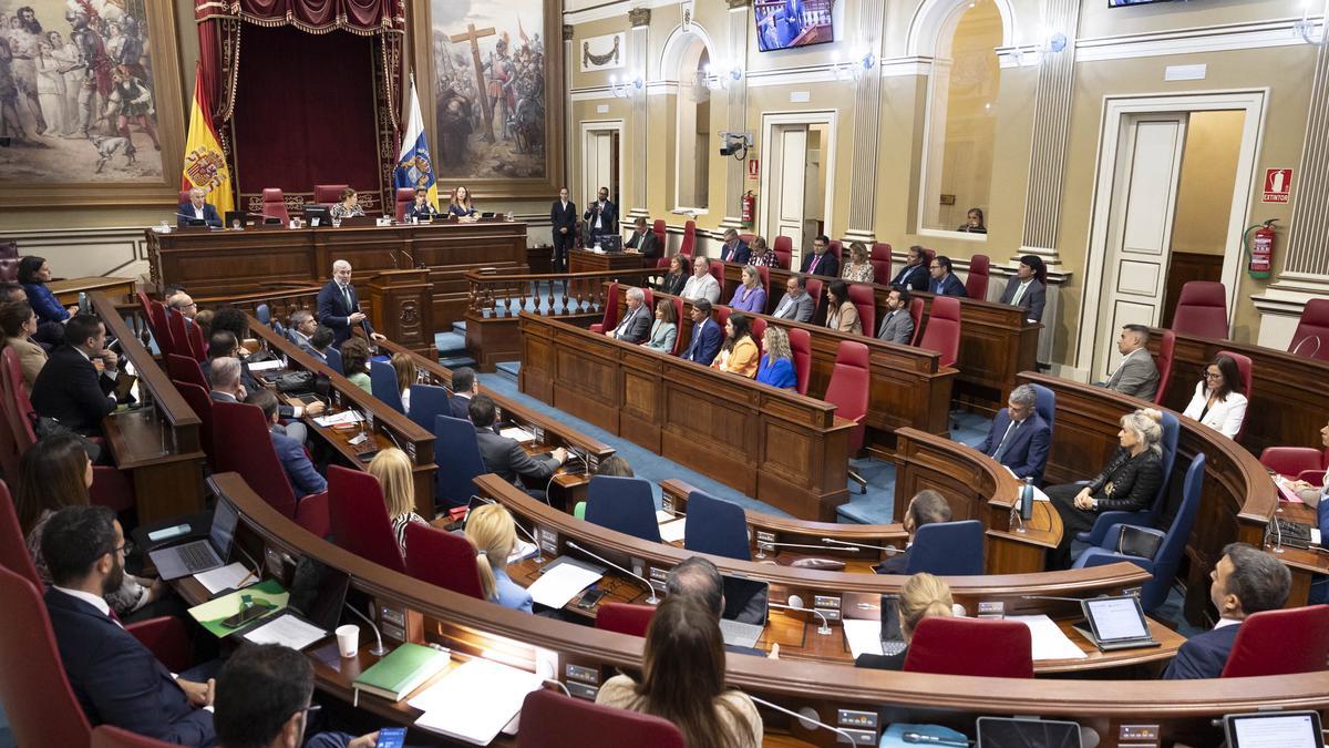 El pleno del Parlamento de Canarias guarda un minuto de silencio por la muerte del exministro y expresidente canario Jerónimo Saavedra