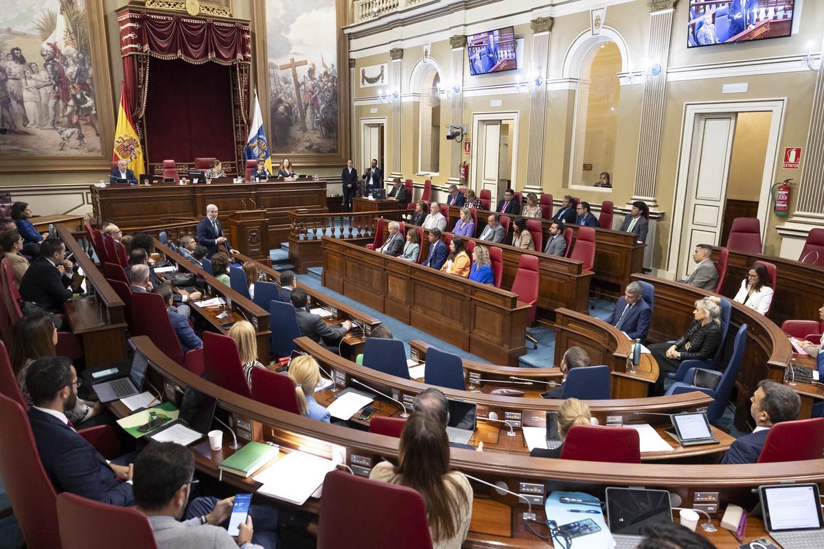 El pleno del Parlamento de Canarias guarda un minuto de silencio por la muerte del exministro y expresidente canario Jerónimo Saavedra