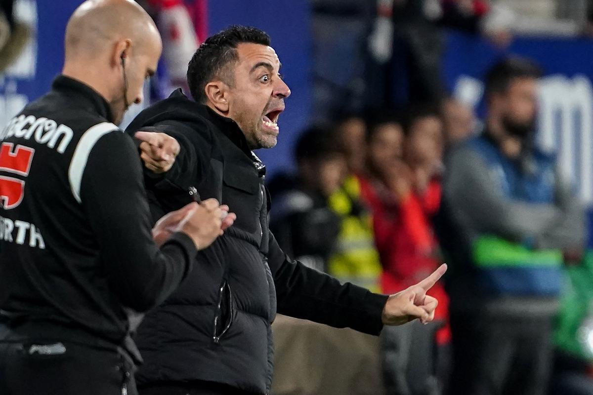 Xavi, en un momento de tensión durante el Osasuna-Barça.