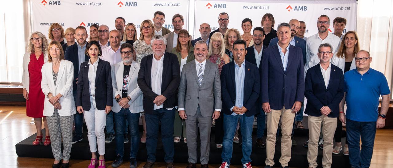 'Foto de familia' de los 36 alcaldes del Área Metropolitana de Barcelona como nuevos consejeros metropolitanos.
