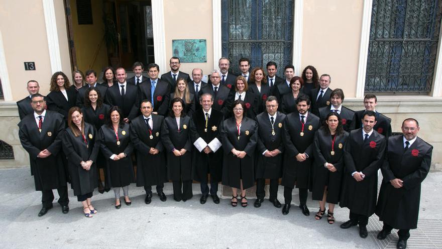 Los nuevos letrados posan con sus padrinos y con el decano, Francisco Javier Lara.