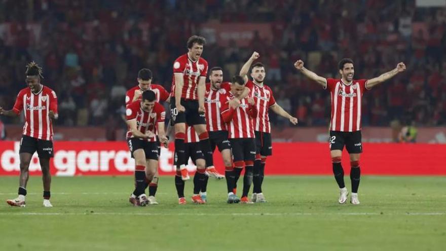 Jugadores del Athletic Club levantan la Copa del Rey.