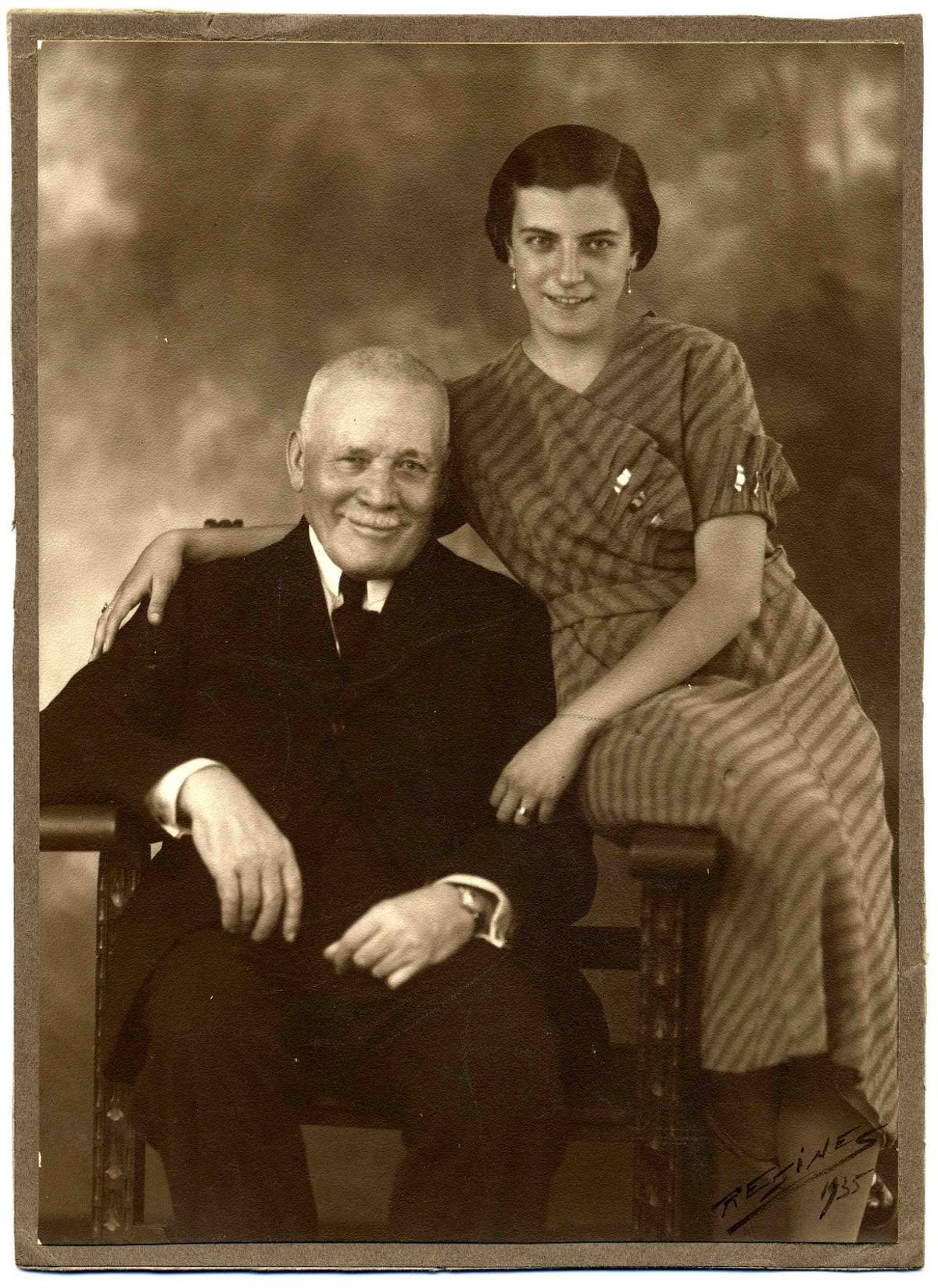 Victoriano Fernández Balsera y su nieta Carmina
