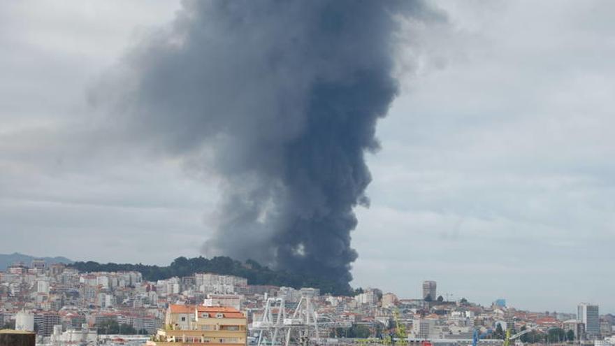Un incendio en una nave causa una enorme nube de humo en Vigo.