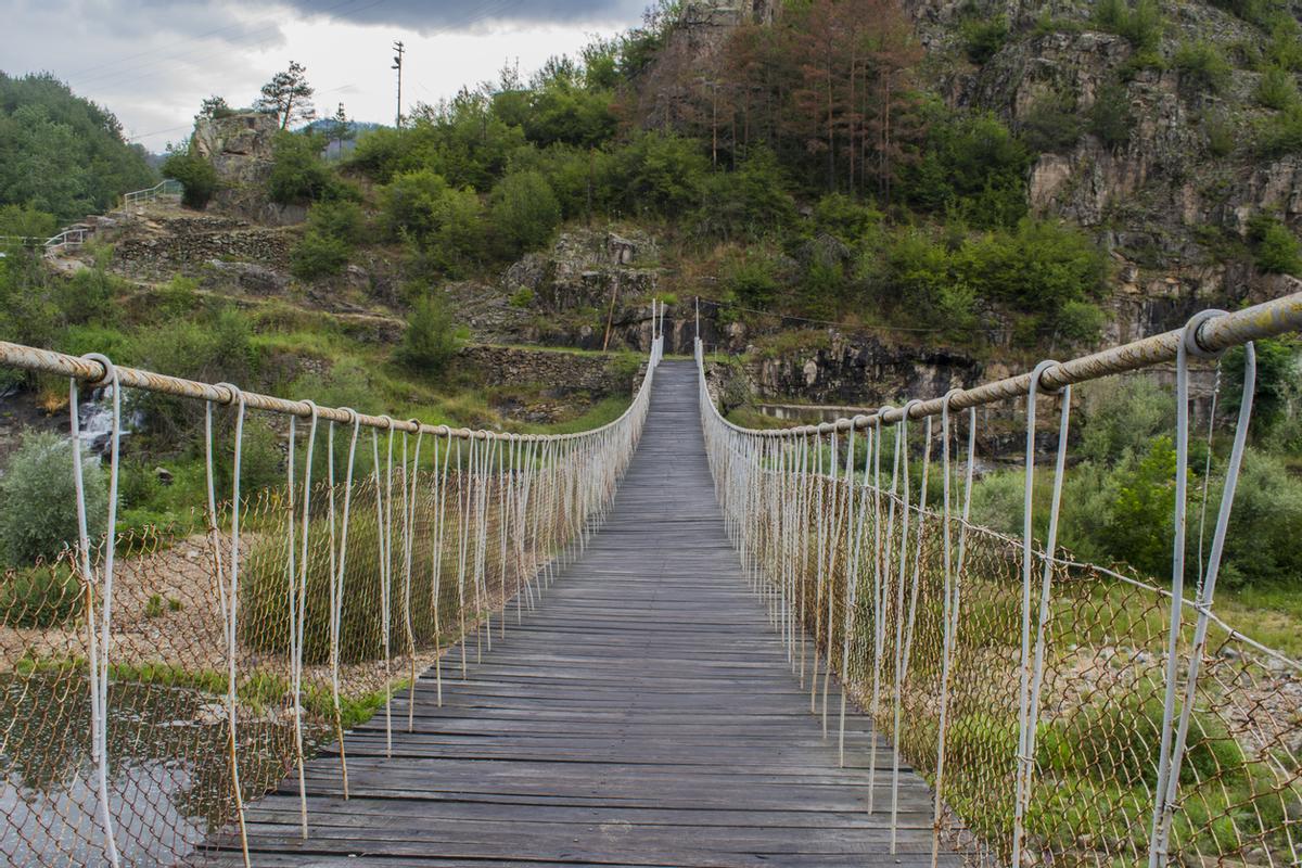 El entorno es perfecto para hacer senderismo: esconde hasta puentes tibetanos.