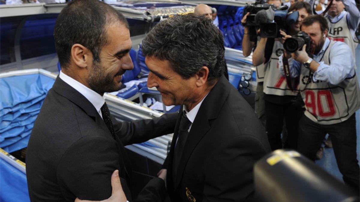 Juande Ramos y Josep Guardiola se saludan en los prolegómenos del histórico 2-6 en el Real Madrid - Barça de la Liga 2008-09