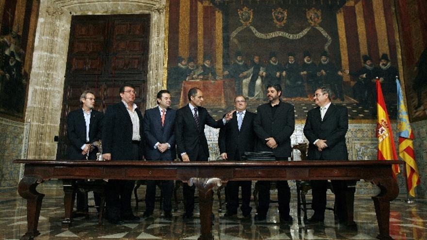El presidente de la Generalitat valenciana, Francisco Camps (c), felicita a los sindicatos UGT,STAPV-IV,CCOO y CSI-CSIF tras la firma de el acuerdo sobre las condiciones de trabajo para el periodo 2008-2011.