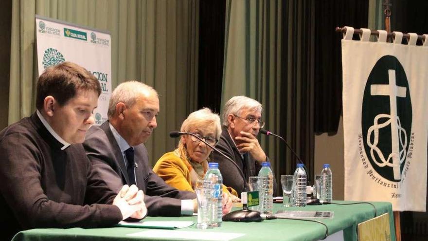 Desde la izquierda, Alberto Sutil, José Tomás Santiago, Paula Ranilla y Florián Ferrero, durante la mesa redonda.