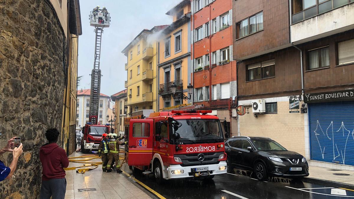 Alarma en el Postigo de Oviedo por un aparatoso incendio en un tercer piso  - La Nueva España