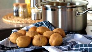 Unas patatas en una cocina. 