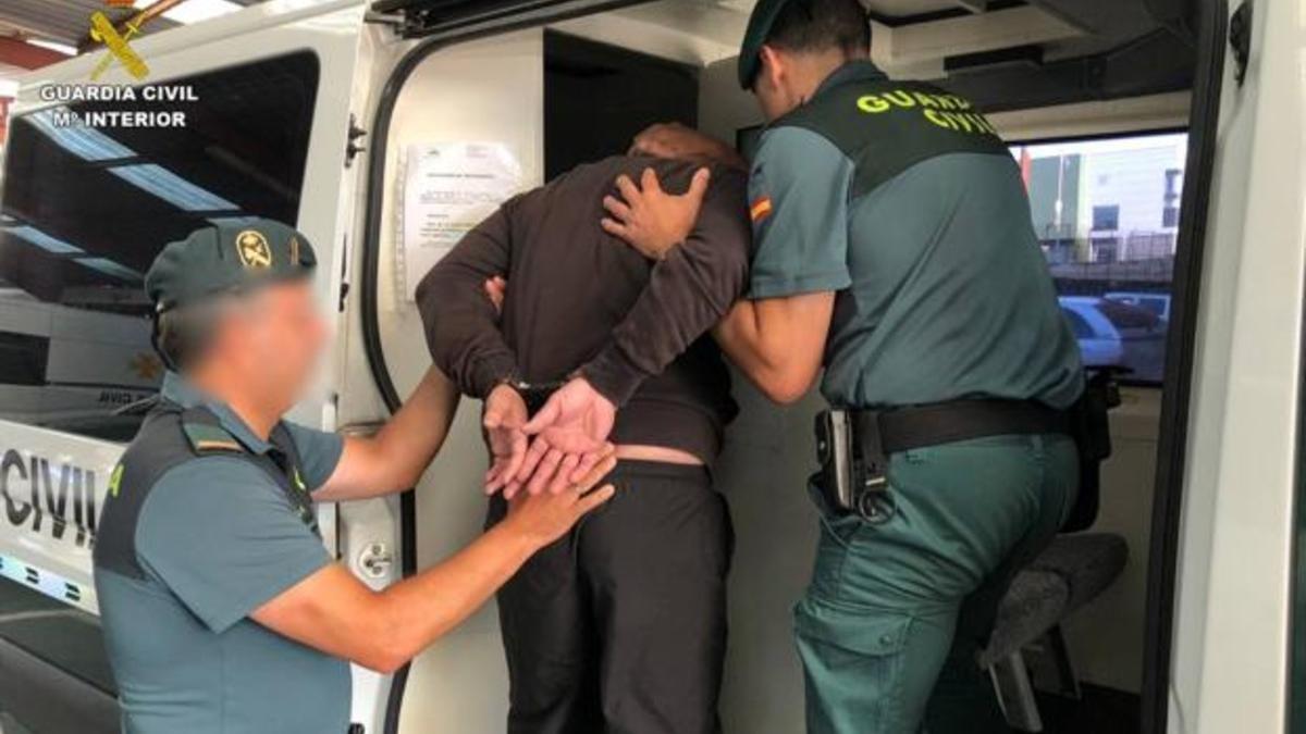 Detenido por violar en una entrevista de trabajo.